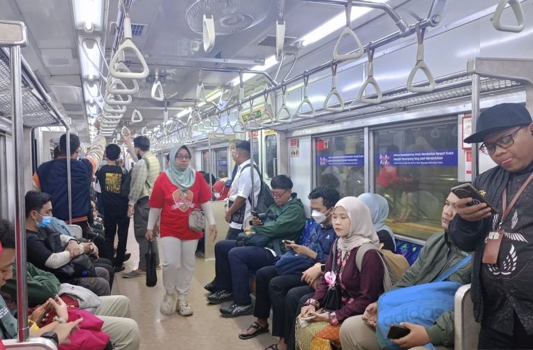 Warga manfaatkan tarif KRL Rp80 untuk meriahkan HUT RI di Monas Warga manfaatkan tarif KRL Rp80 untuk meriahkan HUT RI di Monas