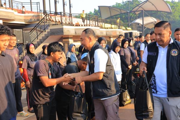 Akabri 1995 gelar reuni, bagi-bagi bansos ke warga Akabri 1995 gelar reuni, bagi-bagi bansos ke warga