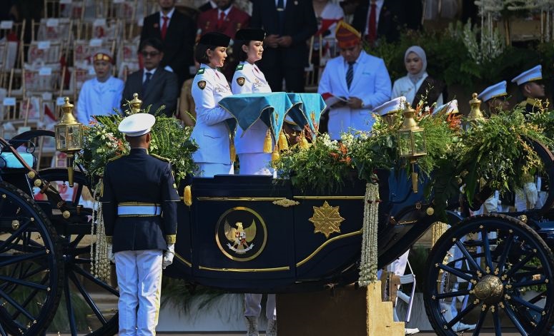 Susunan Paskibraka Indonesia Berdaulat pada Upacara HUT RI di Istana Susunan Paskibraka Indonesia Berdaulat pada Upacara HUT RI di Istana