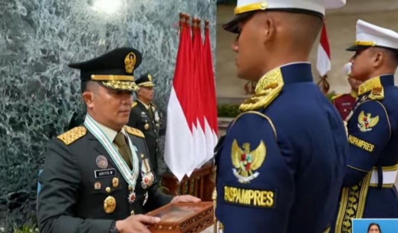 Kasetpres Ariyo lepas Bendera Pusaka-Teks Proklamasi dari Monas