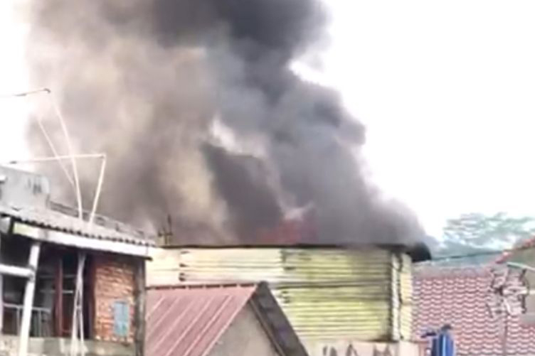 Pemilik rumah yang terbakar di Ciracas alami luka bakar bagian kepala Pemilik rumah yang terbakar di Ciracas alami luka bakar bagian kepala