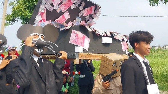 Gelar karnaval kemerdekaan, warga Suropati Residance sindir koruptor Gelar karnaval kemerdekaan, warga Suropati Residance sindir koruptor