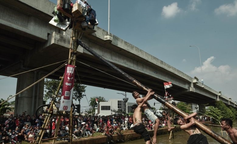 Panjat pinang kalimalang dan warisan kolektif wisata kota 17 Agustus Panjat pinang kalimalang dan warisan kolektif wisata kota 17 Agustus