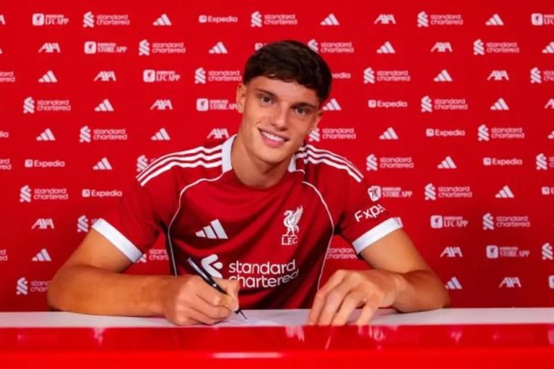Liverpool resmi rampungkan transfer bek muda Giovanni Leoni dari Parma Liverpool resmi rampungkan transfer bek muda Giovanni Leoni dari Parma