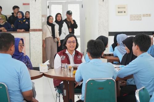 Sri Mulyani main bulu tangkis bersama siswa Sekolah Rakyat