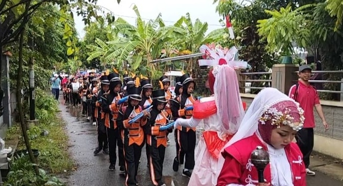 Diguyur hujan, pelajar SD Cangkring 1 tetap semangat ikuti karnaval Diguyur hujan, pelajar SD Cangkring 1 tetap semangat ikuti karnaval