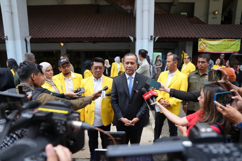 Menteri Transmigrasi melepas ratusan peserta Tim Ekspedisi Patriot UI Menteri Transmigrasi melepas ratusan peserta Tim Ekspedisi Patriot UI