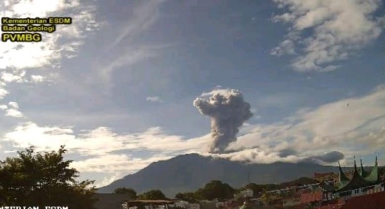 Gunung Marapi semburkan abu vulkanik setinggi 1,6 kilometer Gunung Marapi semburkan abu vulkanik setinggi 1,6 kilometer