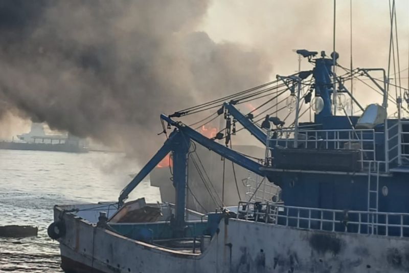 Sebuah kapal terbakar di Jakarta Utara pada Sabtu pagi Sebuah kapal terbakar di Jakarta Utara pada Sabtu pagi