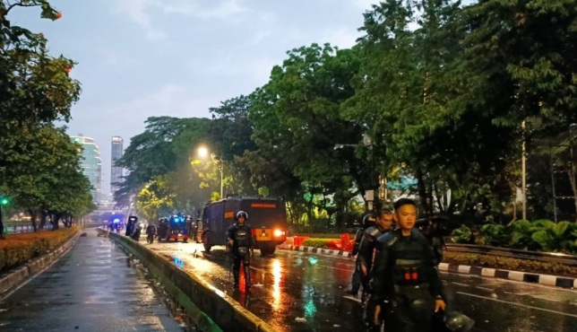 Petugas bubarkan massa aksi di Gedung DPR/MPR Petugas bubarkan massa aksi di Gedung DPR/MPR