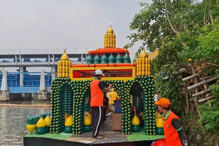 Masjid apung, seni mengingat ibadah dari botol bekas Masjid apung, seni mengingat ibadah dari botol bekas