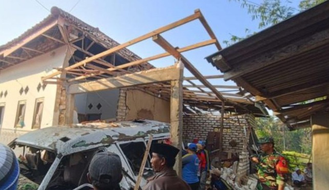 Polda Jatim terjunkan tim labfor ke lokasi ledakan di Sumenep Polda Jatim terjunkan tim labfor ke lokasi ledakan di Sumenep
