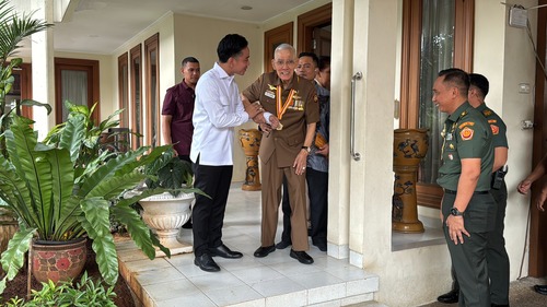 Gibran silaturahmi ke Try Sutrisno antar undangan HUT RI