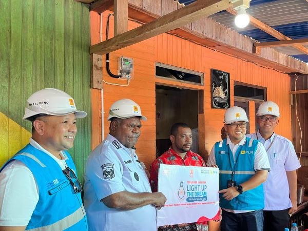 Kado HUT RI, PLN pasang listrik gratis keluarga prasejahtera Kado HUT RI, PLN pasang listrik gratis keluarga prasejahtera
