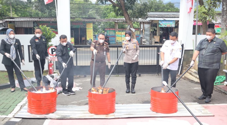 Sebanyak 53 barang bukti perkara di Kabupaten Semarang dimusnahkan Sebanyak 53 barang bukti perkara di Kabupaten Semarang dimusnahkan