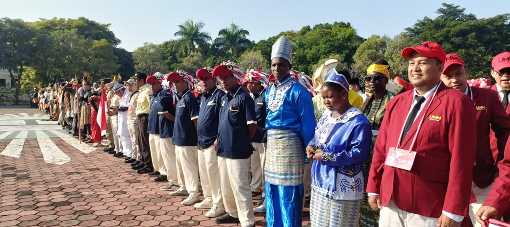 Ribuan dosen dan mahasiswa asing rayakan HUT ke-80 RI di UMM dengan busana adat Ribuan dosen dan mahasiswa asing rayakan HUT ke-80 RI di UMM dengan busana adat