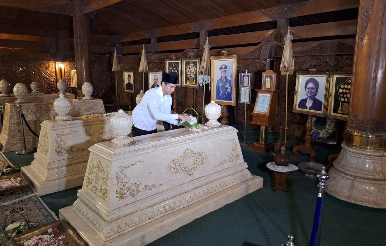 Kaesang ziarah ke makam Soeharto dan Ibu Tien Kaesang ziarah ke makam Soeharto dan Ibu Tien