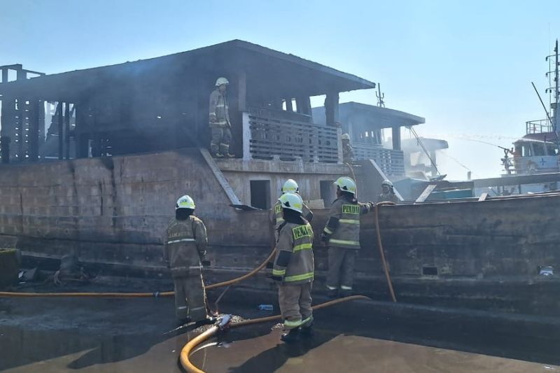 Lima kapal nelayan terbakar di Dermaga Muara Baru Jakarta Utara