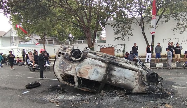 Unjuk rasa warga di Pati berlangsung anarkis bakar mobil Unjuk rasa warga di Pati berlangsung anarkis bakar mobil