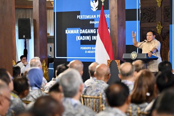 Presiden lepas keberangkatan anggota KADIN retreat di Magelang Presiden lepas keberangkatan anggota KADIN retreat di Magelang