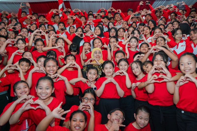 Khofifah berpesan kepada Paskibraka Jatim selalu cintai NKRI Khofifah berpesan kepada Paskibraka Jatim selalu cintai NKRI