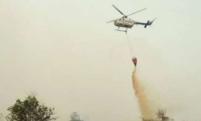 Helikopter water bombing padamkan Karhutla di Inderagiri Hilir Riau Helikopter water bombing padamkan Karhutla di Inderagiri Hilir Riau