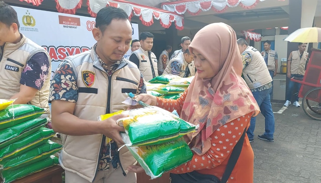Warga serbu beli beras murah di Polda Jateng