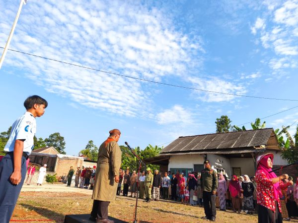 HUT ke-80 RI, warga di Gunungpati, Semarang gelar upacara pengibaran Merah Putih HUT ke-80 RI, warga di Gunungpati, Semarang gelar upacara pengibaran Merah Putih