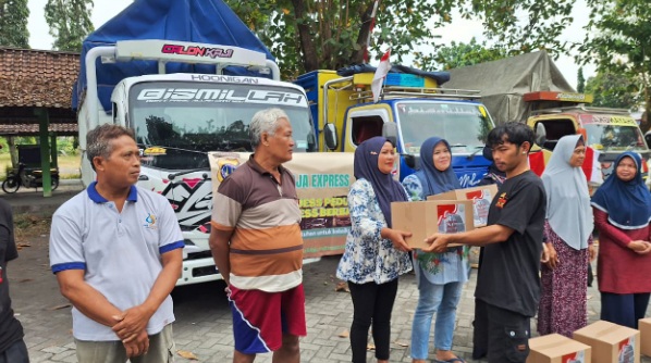Jogjess & Polda DIY bagi-bagi bendera Merah Putih dan sembako pada sopir truk Jogjess & Polda DIY bagi-bagi bendera Merah Putih dan sembako pada sopir truk