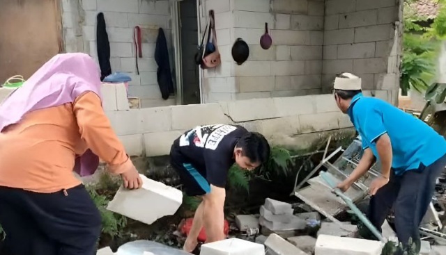 Puluhan rumah di Tangerang rusak diterjang angin kencang Puluhan rumah di Tangerang rusak diterjang angin kencang