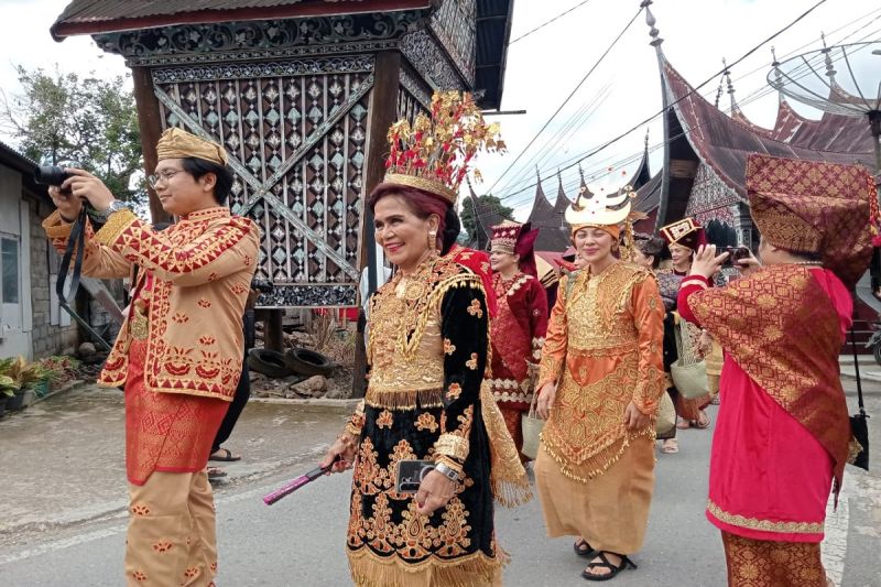 Parade baju adat Minangkabau di kawasan Seribu Rumah Gadang