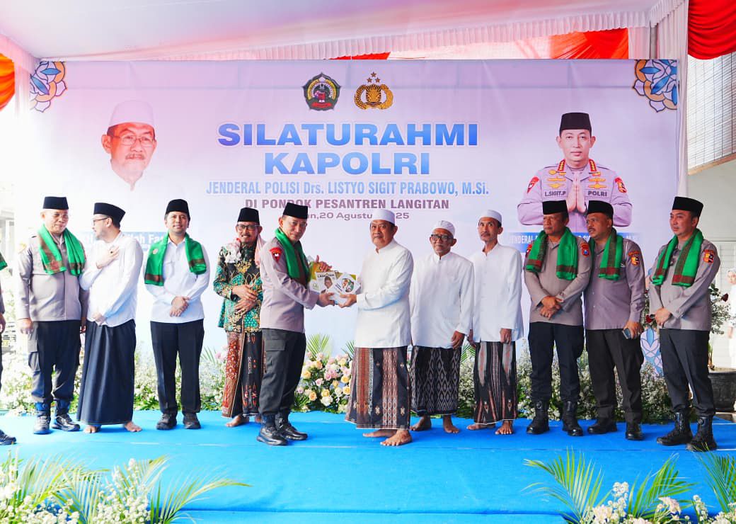 Kakorlantas dampingi Kapolri sambangi 2 pesantren di Jatim Kakorlantas dampingi Kapolri sambangi 2 pesantren di Jatim