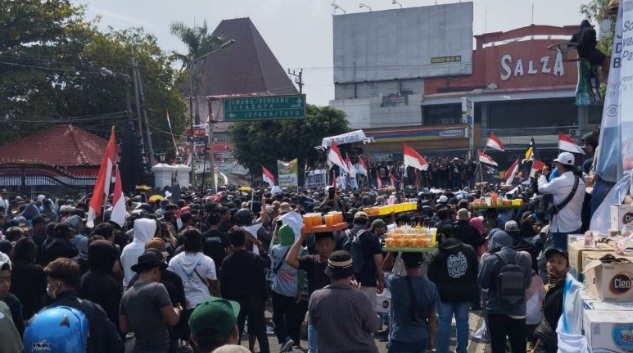 Polisi bubarkan pengunjuk rasa di Pati Polisi bubarkan pengunjuk rasa di Pati
