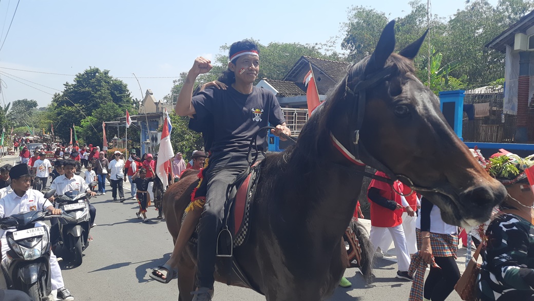 Sambut HUT RI ke-80, ratusan warga Tegalgiri kirab budaya kelilingi kampung Sambut HUT RI ke-80, ratusan warga Tegalgiri kirab budaya kelilingi kampung