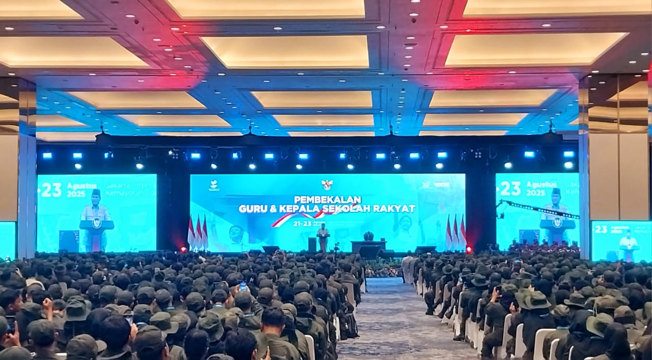 Prabowo beri hormat kepada Guru dan Kepala Sekolah Rakyat Prabowo beri hormat kepada Guru dan Kepala Sekolah Rakyat
