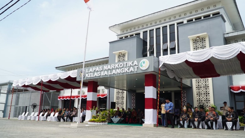 Bupati Syah Afandin serahkan remisi bagi warga binaan lapas di HUT ke-80 RI Bupati Syah Afandin serahkan remisi bagi warga binaan lapas di HUT ke-80 RI