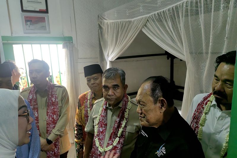 Pimpinan MPR napak tilas HUT RI ke rumah pengasingan di Rengasdengklok Pimpinan MPR napak tilas HUT RI ke rumah pengasingan di Rengasdengklok