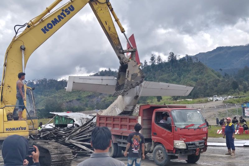Polres Puncak kerahkan alat berat evakuasi bangkai pesawat terbakar Polres Puncak kerahkan alat berat evakuasi bangkai pesawat terbakar