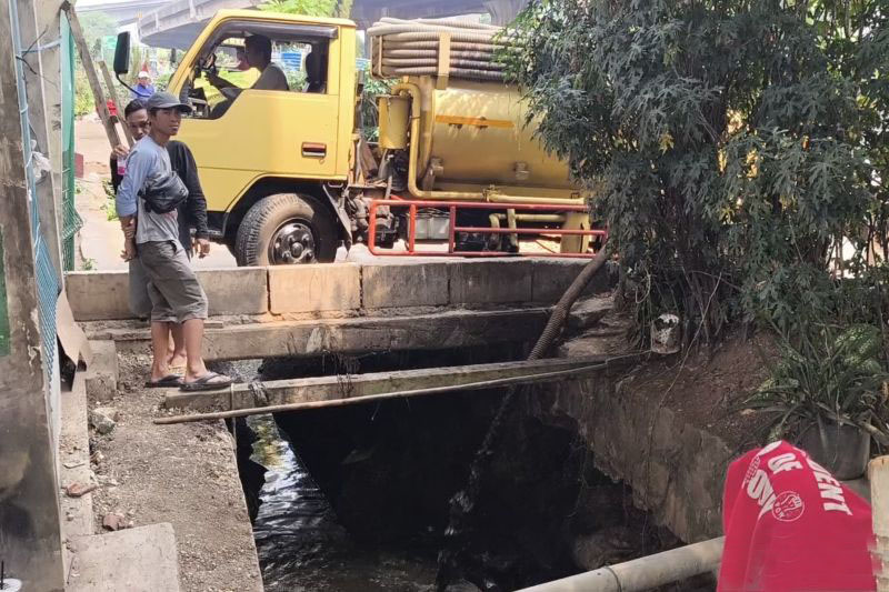 Tiga truk limbah diduga buang muatan ke saluran air di DI Panjaitan Tiga truk limbah diduga buang muatan ke saluran air di DI Panjaitan