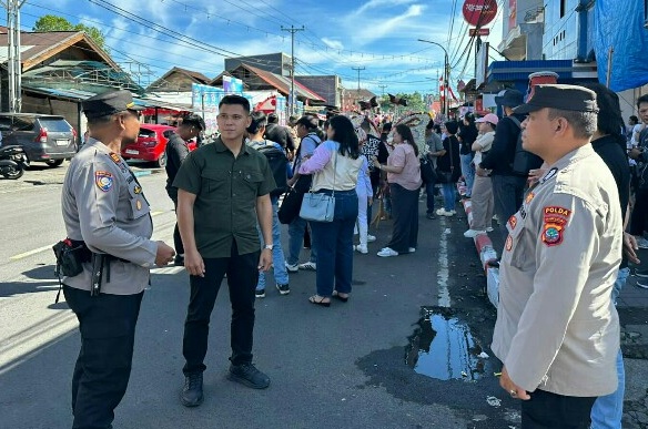 Personil Binmas Polda Sulut beri imbauan kamtibmas di ajang ToF 2025 Personil Binmas Polda Sulut beri imbauan kamtibmas di ajang ToF 2025