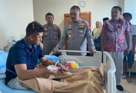 Kapolresta Pati jenguk korban kerusuhan aksi 13 Agustus Kapolresta Pati jenguk korban kerusuhan aksi 13 Agustus
