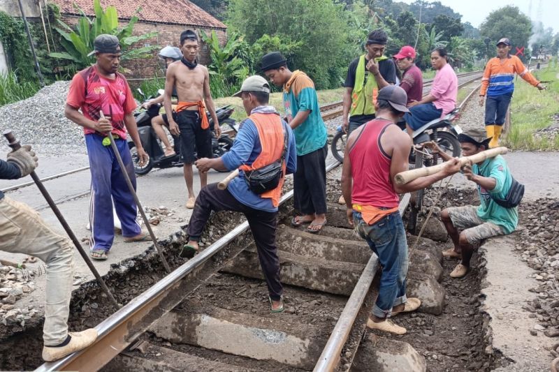 Daop 2 Bandung lakukan perawatan geometri 37 perlintasan kereta Daop 2 Bandung lakukan perawatan geometri 37 perlintasan kereta