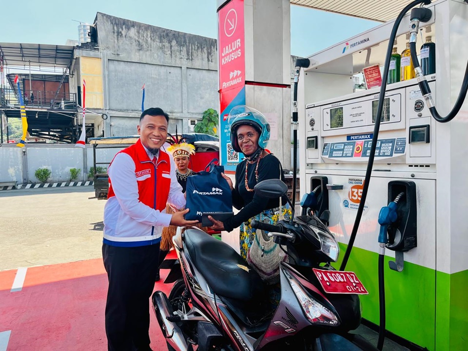 Semarak HUT ke-80 RI, pelanggan BBM di Jayapura dapat souvenir spesial dari Pertamina