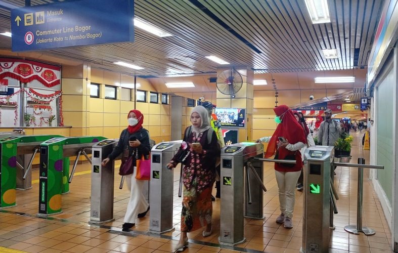 Penumpang berkebaya encim warnai KRL saat HUT Ke-80 RI Penumpang berkebaya encim warnai KRL saat HUT Ke-80 RI