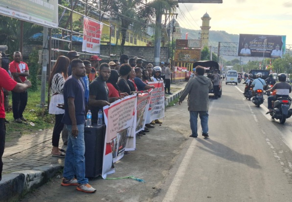 Sekelompok massa demo tolak kedatangan Mendagri di Papua Sekelompok massa demo tolak kedatangan Mendagri di Papua