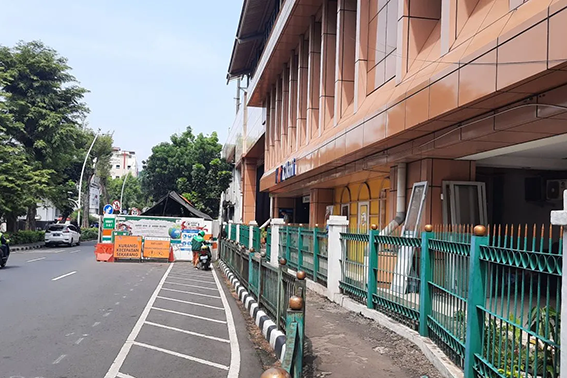KAI Daop 1 Jakarta tinggikan pagar pedestrian Stasiun Cikini KAI Daop 1 Jakarta tinggikan pagar pedestrian Stasiun Cikini