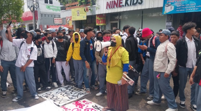 Ratusan alumni SMPN 13 Kota Bekasi demo tuntut guru OR dipecat  Ratusan alumni SMPN 13 Kota Bekasi demo tuntut guru OR dipecat Â