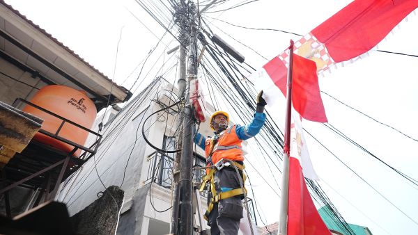PLN Ingatkan Warga Pasang Bendera Merah Putih Jangan Dekat Kabel Listrik