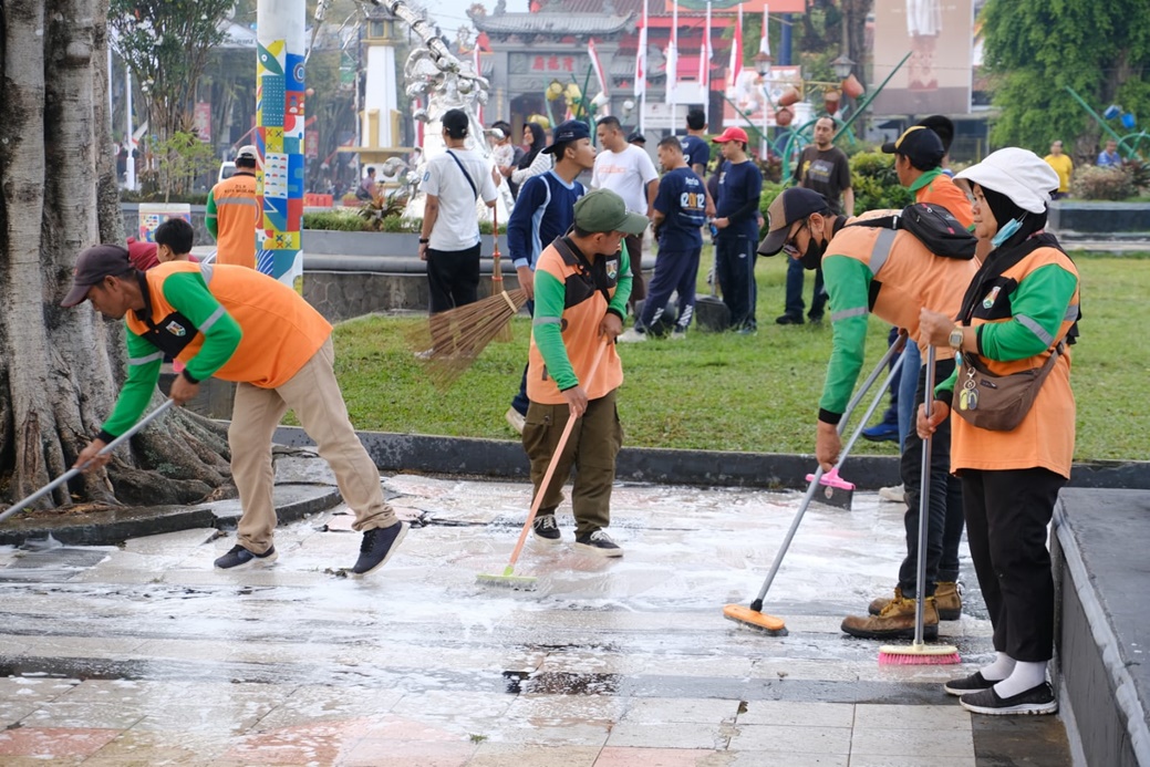 Aksi Nyapu Bareng warga Kota Magelang sambut HUT ke-80 RI