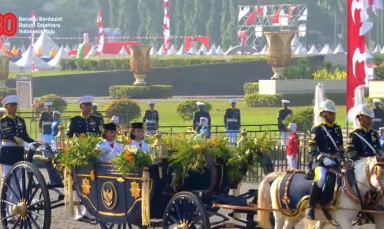 Kereta Garuda Prabayaksa antar bendera-teks proklamasi ke Istana Kereta Garuda Prabayaksa antar bendera-teks proklamasi ke Istana